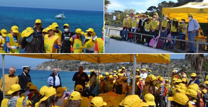 S. Maria di Ricadi, oltre 200 studenti ripuliscono la spiaggia da plastiche e mozziconi