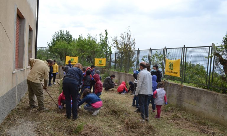 A Caroniti e Badia piantati alberi nei giardini delle scuole grazie a bambini e Legambiente