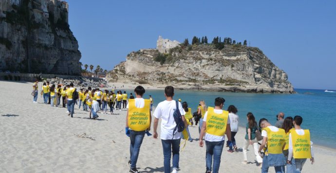 La carovana di Legambiente a Tropea per ripulire la spiaggia: in campo 500 studenti – Video