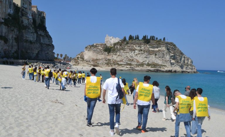 La carovana di Legambiente a Tropea per ripulire la spiaggia: in campo 500 studenti – Video