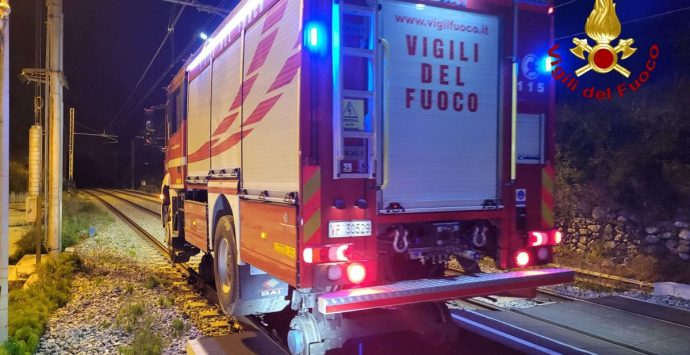 Ai vigili del fuoco di Vibo assegnato un mezzo bimodale: si muove su strada e binari