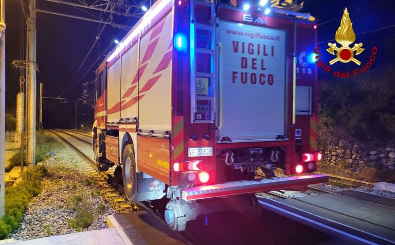 Ai vigili del fuoco di Vibo assegnato un mezzo bimodale: si muove su strada e binari