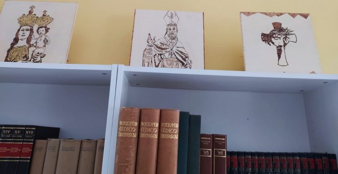 “Incisa sul cuore”, le opere dell’artista Bruni in mostra alla Biblioteca di Dasà