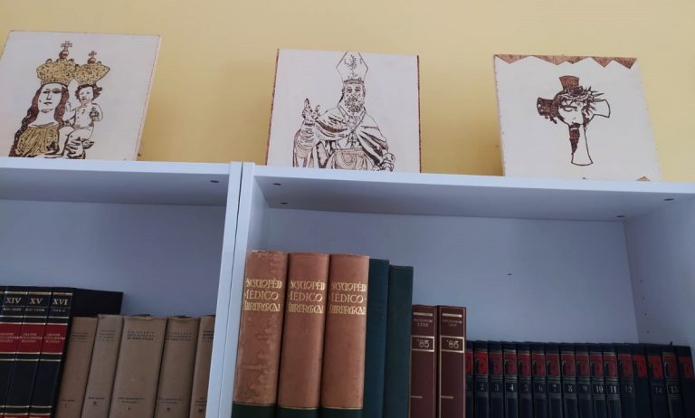 “Incisa sul cuore”, le opere dell’artista Bruni in mostra alla Biblioteca di Dasà