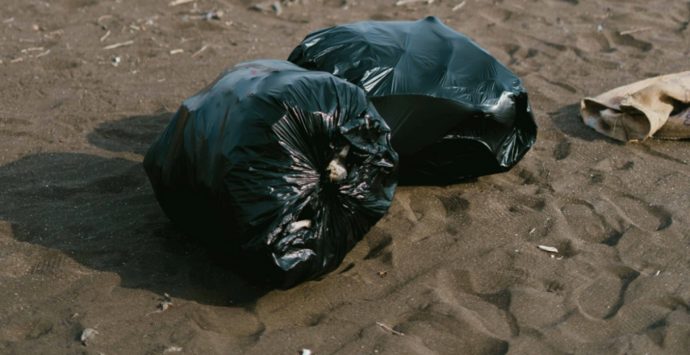 Rifiuti Briatico, il Comune dichiara guerra ai sacchi neri: l’ordinanza
