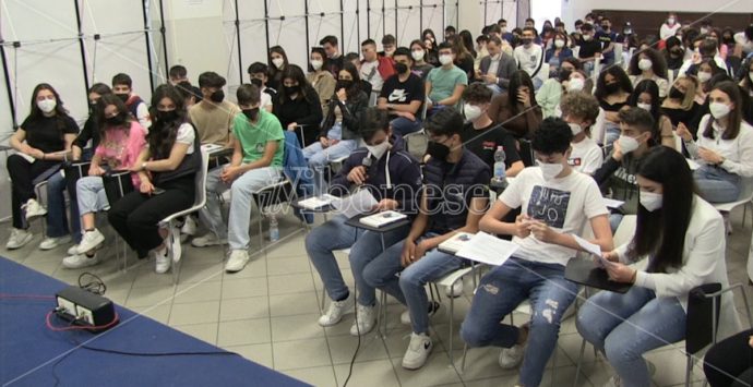 Vibo, libri ai ragazzi del liceo Berto grazie al progetto sostenuto dall’azienda LaC Pubbliemme – Video