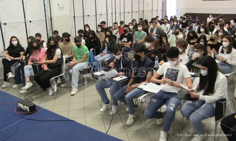 Vibo, libri ai ragazzi del liceo Berto grazie al progetto sostenuto dall’azienda LaC Pubbliemme – Video