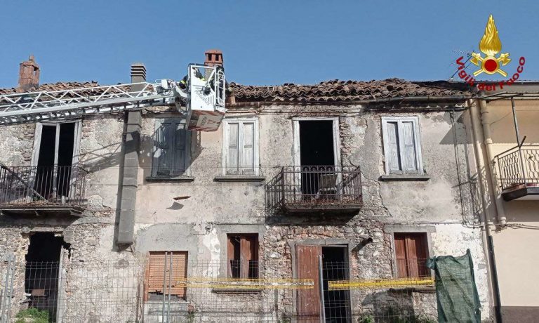 Forte vento nel Vibonese: oltre una ventina gli interventi dei vigili del fuoco – Foto