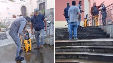 Nicotera, i volontari comunali riqualificano la scalinata davanti al Municipio