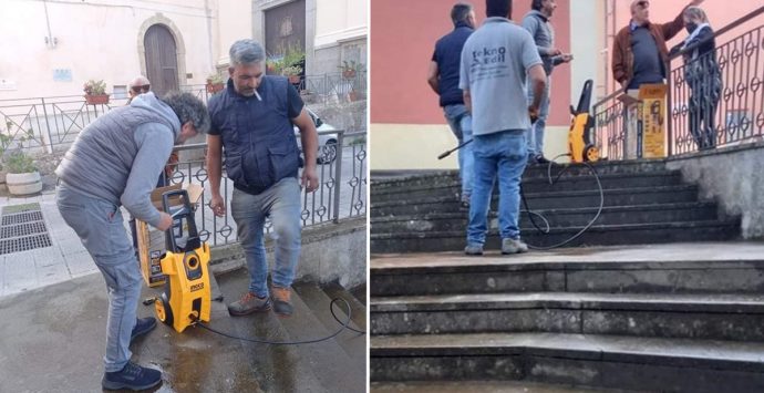 Nicotera, i volontari comunali riqualificano la scalinata davanti al Municipio
