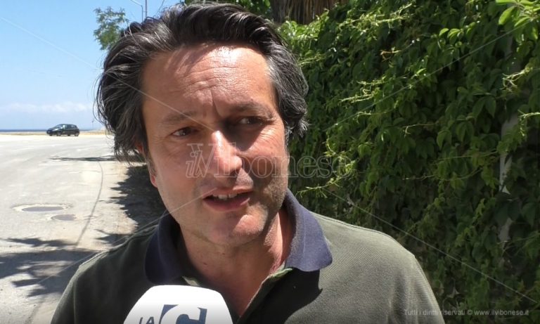 Fondi per la pulizia delle spiagge a Vibo, Bruni: «Il Comune non poteva ottenerli»