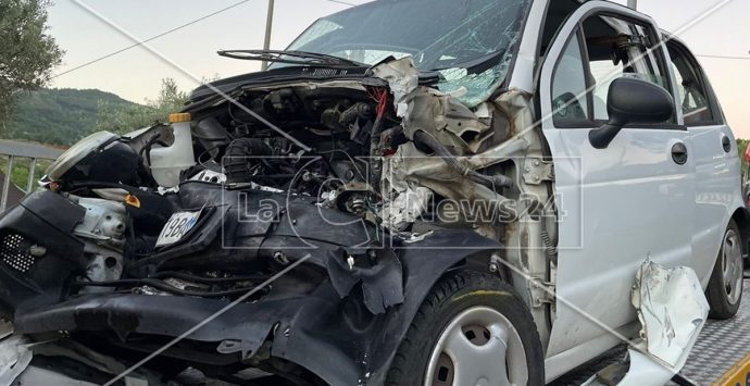 Scontro frontale tra due auto nel Cosentino: una donna perde la vita