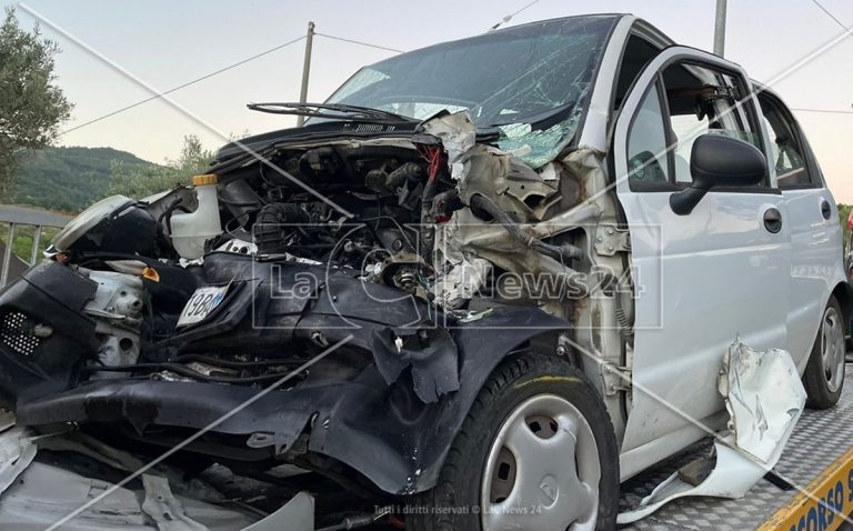 Scontro frontale tra due auto nel Cosentino: una donna perde la vita