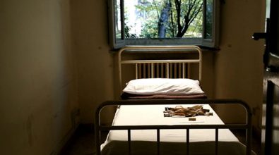 Orrore nella casa di cura abusiva di Reggio: «Anziani soli, poi scabbia e Covid»