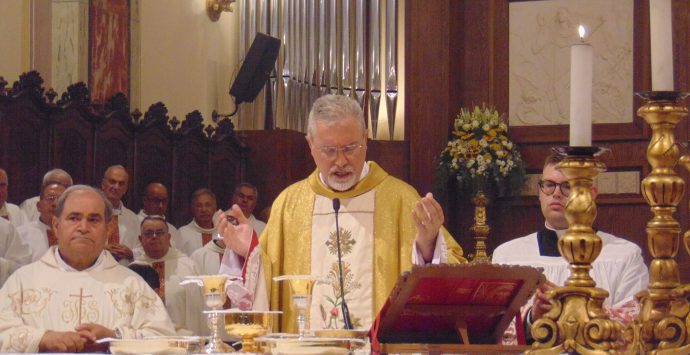 Festa Corpus Domini, il vescovo: «Chiacchiere e maldicenze distruggono il nostro essere comunione»