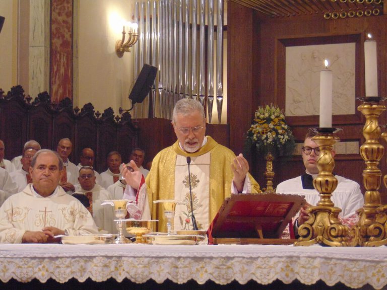 Festa Corpus Domini, il vescovo: «Chiacchiere e maldicenze distruggono il nostro essere comunione»
