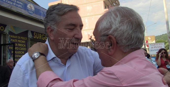 Pizzo, l’abbraccio tra il nuovo sindaco Sergio Pititto e lo sfidante De Pasquale: «Collaboreremo» -Video