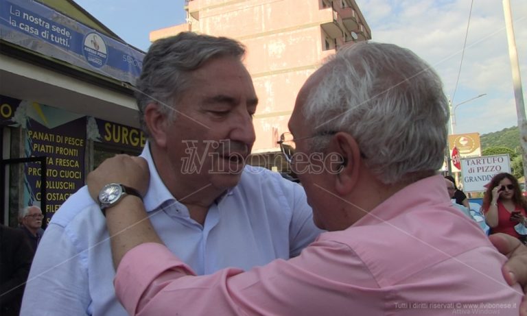 Pizzo, l’abbraccio tra il nuovo sindaco Sergio Pititto e lo sfidante De Pasquale: «Collaboreremo» -Video