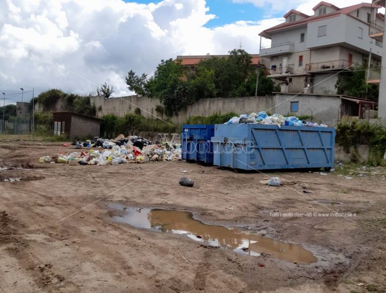 “Bomba” ecologica a San Costantino Calabro, l’ex stadio trasformato in discarica