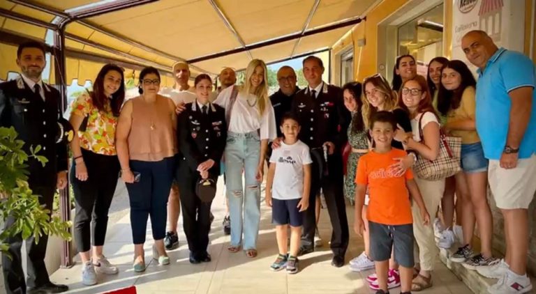 Lo showgirl Elena Santarelli a Pizzo per onorare il piccolo Lorenzo