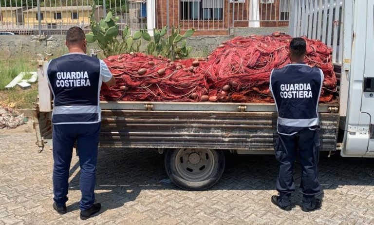 La Guardia costiera di Vibo Marina sequestra reti per la pesca illegale