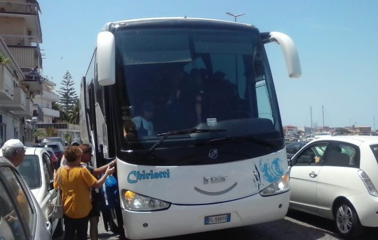 Turisti a piedi sotto il sole a Vibo Marina, Corigliano (Azione): «Amministrazione sorda e poco capace»