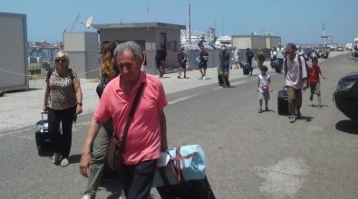 Vibo Marina, a piedi sotto il sole: la “domenica bestiale” dei passeggeri giunti dalle Eolie