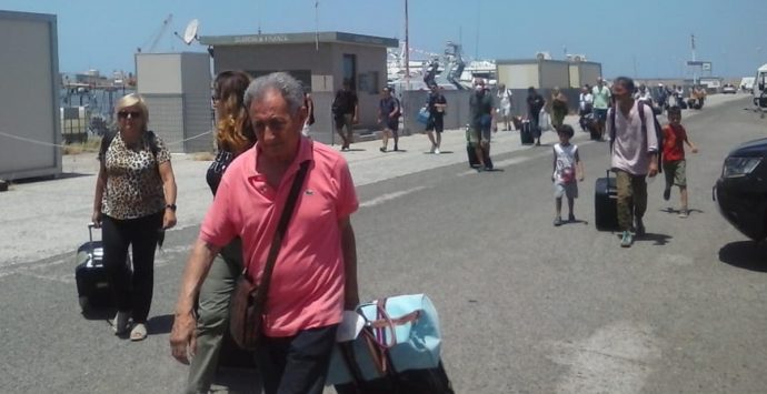 Vibo Marina, a piedi sotto il sole: la “domenica bestiale” dei passeggeri giunti dalle Eolie