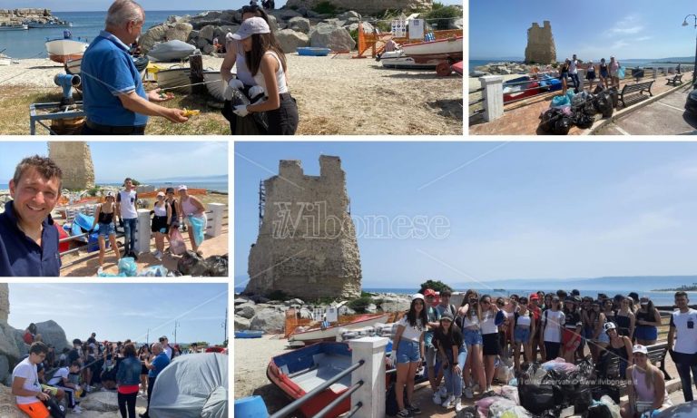 Briatico, i ragazzi del liceo “Capialbi” ripuliscono la spiaggia della Rocchetta