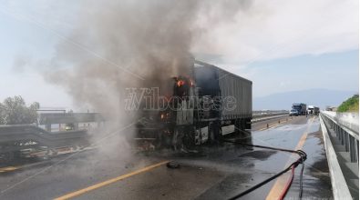 Autocarro in fiamme sull’autostrada tra Pizzo e Sant’Onofrio – Video