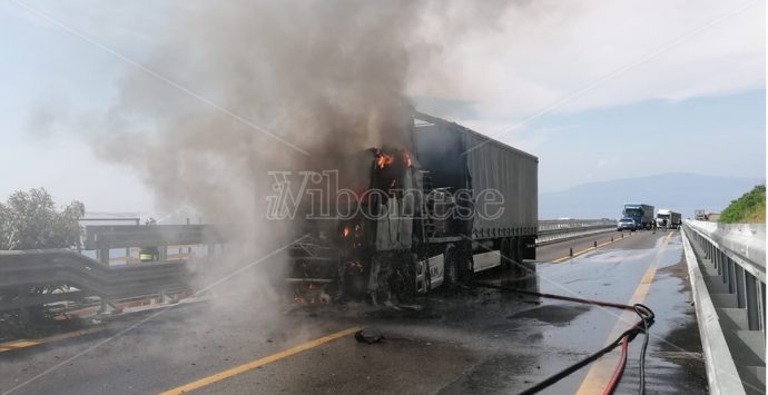 Autocarro in fiamme sull’autostrada tra Pizzo e Sant’Onofrio – Video
