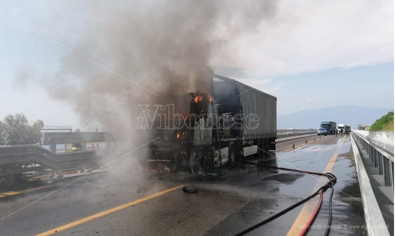 Autocarro in fiamme sull’autostrada tra Pizzo e Sant’Onofrio – Video