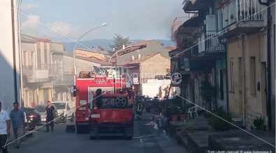 Paravati, incendio in pieno centro cittadino: a fuoco una casa – Video