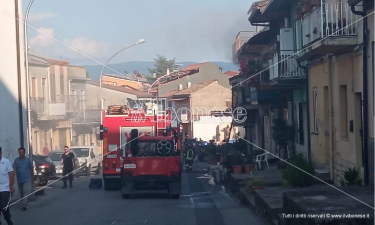 Paravati, incendio in pieno centro cittadino: a fuoco una casa – Video