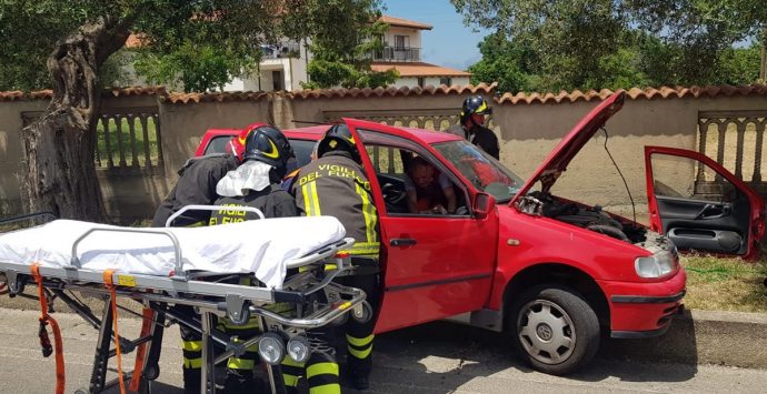 Scontro tra due auto sulla Sp 17, due persone estratte dai vigili del fuoco