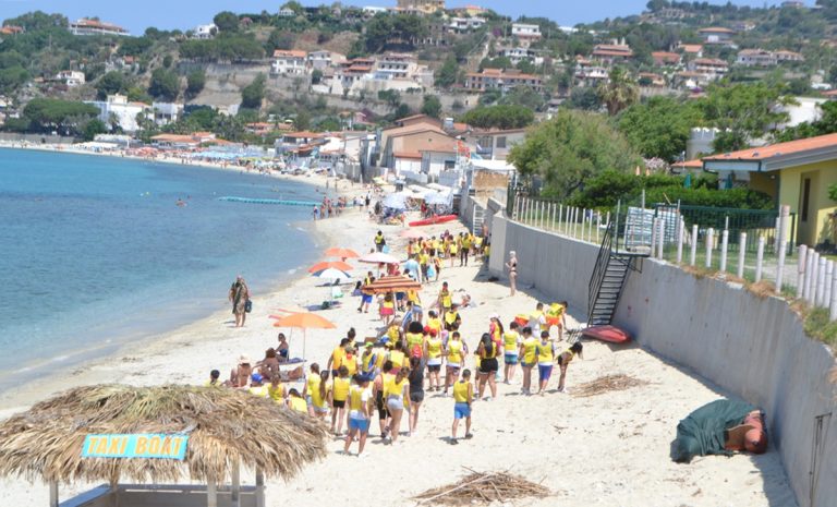 Ricadi, la spiaggia di Santa Maria ripulita da Legambiente e studenti reggini – Foto
