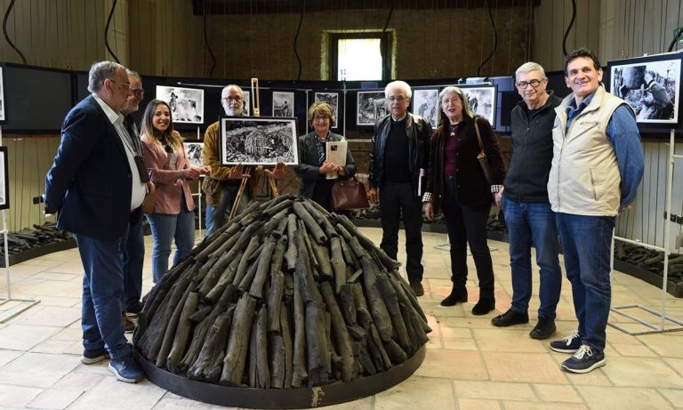 Vibo, conclusa la mostra di Mario Greco sui carbonai di Serra San Bruno – Foto