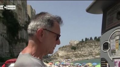 Tropea, bufera sui parcheggi ma il sindaco rivela: «Tre euro l’ora? Ho sbagliato a scrivere, intendevo 5» – Video
