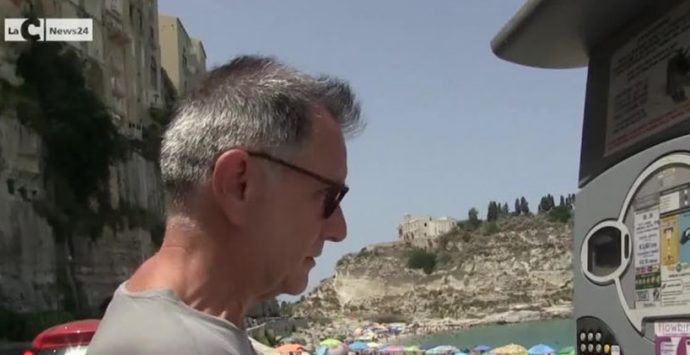 Tropea, bufera sui parcheggi ma il sindaco rivela: «Tre euro l’ora? Ho sbagliato a scrivere, intendevo 5» – Video