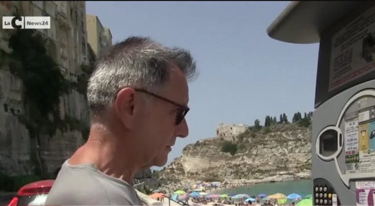 Tropea, bufera sui parcheggi ma il sindaco rivela: «Tre euro l’ora? Ho sbagliato a scrivere, intendevo 5» – Video