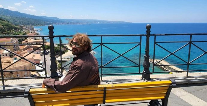 «Wow, che spettacolo!»: l’influencer Piero Armenti incantato dal mare di Pizzo