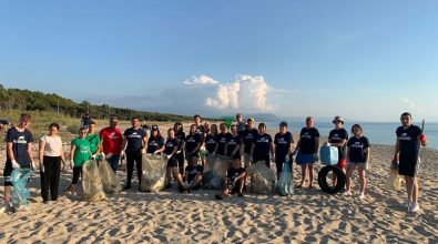 Plastic free in campo a Nicotera Marina: raccolti sulla spiaggia quaranta sacchi di spazzatura