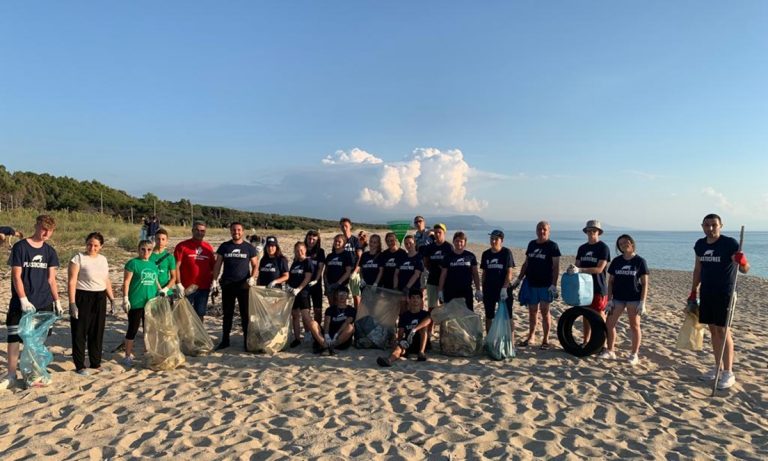 Plastic free in campo a Nicotera Marina: raccolti sulla spiaggia quaranta sacchi di spazzatura