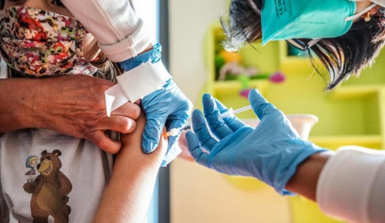 Emergenza Covid, nei bambini non vaccinati il doppio di casi gravi