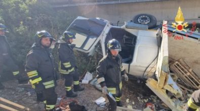 Un tir precipita sotto un ponte lungo la strada statale 106 Jonica: un morto