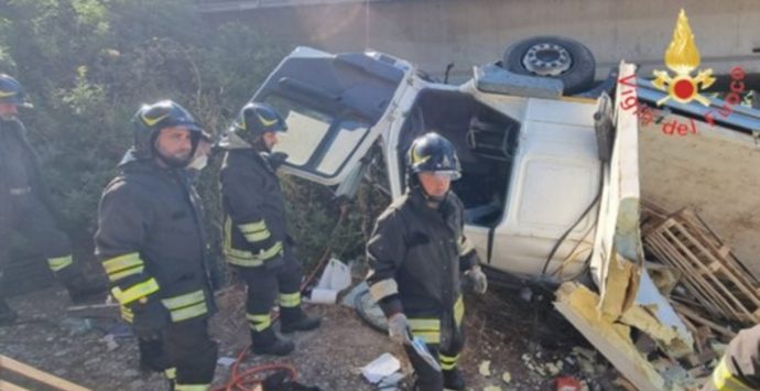 Un tir precipita sotto un ponte lungo la strada statale 106 Jonica: un morto