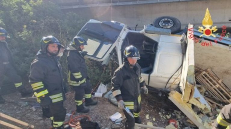 Un tir precipita sotto un ponte lungo la strada statale 106 Jonica: un morto