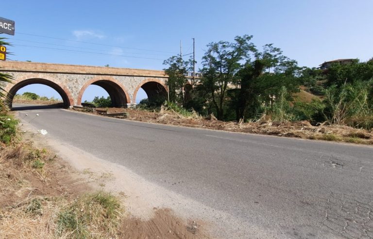 La Provincia di Vibo in piena estate pulisce qualche strada e chiama in causa la Regione