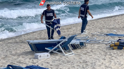 Capo Vaticano: nella spiaggia del Tono la Capitaneria rimuove sdraio e ombrelloni abusivi