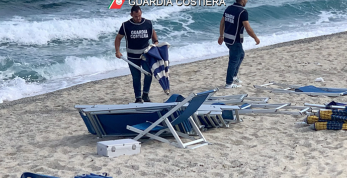 Capo Vaticano: nella spiaggia del Tono la Capitaneria rimuove sdraio e ombrelloni abusivi